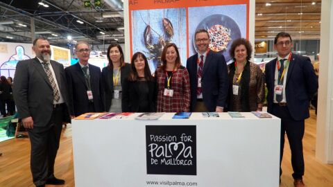 La Presidenta del Govern, Francina Armengol, en el stand de Baleares en FITUR, junto al Alcalde de Palma, Jos&eacute; Hila. 