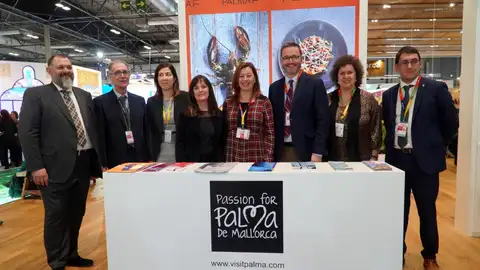 La Presidenta del Govern, Francina Armengol, en el stand de Baleares en FITUR, junto al Alcalde de Palma, José Hila. La Presidenta del Govern, Francina Armengol, en el stand de Baleares en FITUR, junto al Alcalde de Palma, José Hila.