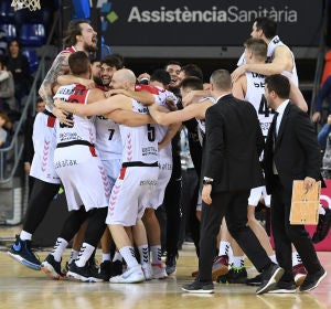 Los jugadores del Bilbao Basket celebran la victoria. Los jugadores del Bilbao Basket celebran la victoria.