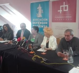 La Asociación El Defensor del Paciente y la familia de la niña, durante la rueda de prensa en Ciudad Real La Asociación El Defensor del Paciente y la familia de la niña, durante la rueda de prensa en Ciudad Real