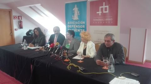 La Asociaci&oacute;n El Defensor del Paciente y la familia de la ni&ntilde;a, durante la rueda de prensa en Ciudad Real