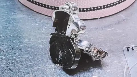 Una de las joyas de Tous analizadas en un laboratorio Una de las joyas de Tous analizadas en el laboratorio