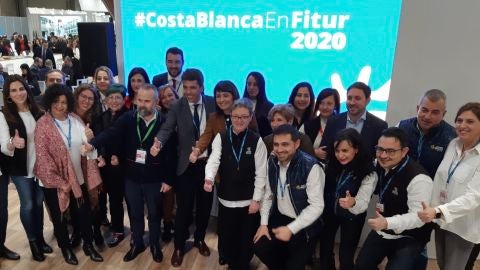 Carlos Maz&oacute;n con t&eacute;cnicos del Patronato Costa Blanca y de municipios presentes en Fitur 2020.