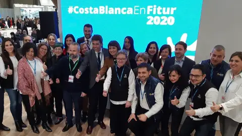 Carlos Mazón con técnicos del Patronato Costa Blanca y de municipios presentes en Fitur 2020. Carlos Mazón con técnicos del Patronato Costa Blanca y de municipios presentes en Fitur 2020.