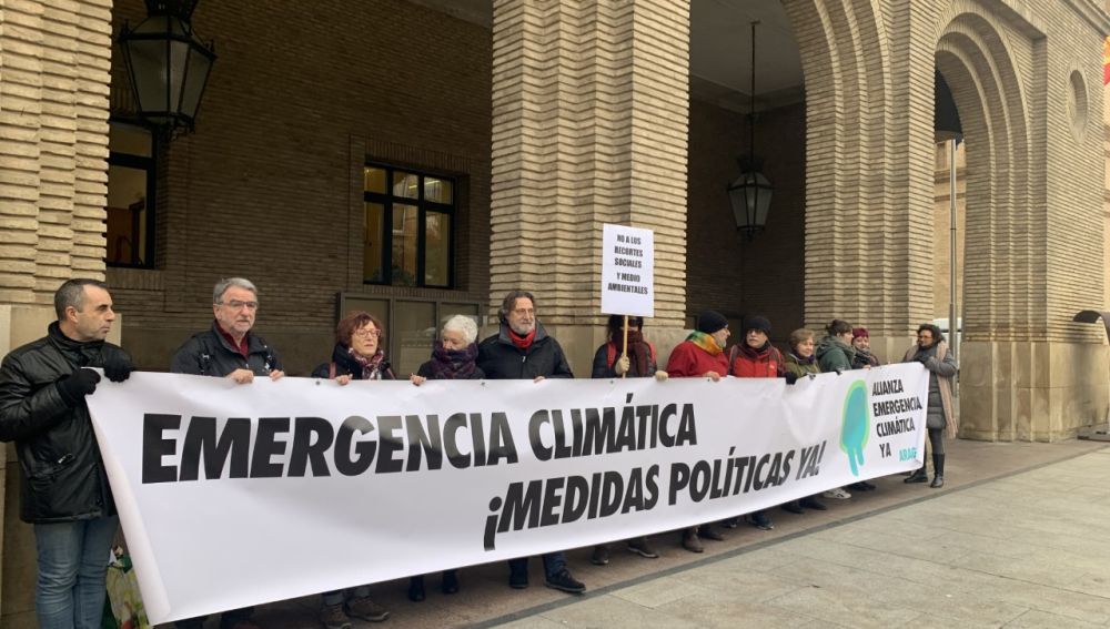 Miembros de la Alianza por la Emergencia Climática se han concentrado en el Ayuntamiento