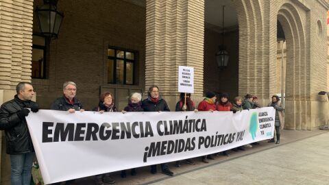 Miembros de la Alianza por la Emergencia Clim&aacute;tica se han concentrado en el Ayuntamiento