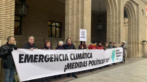Miembros de la Alianza por la Emergencia Climática se han concentrado en el Ayuntamiento Miembros de la Alianza por la Emergencia Climática se han concentrado en el Ayuntamiento