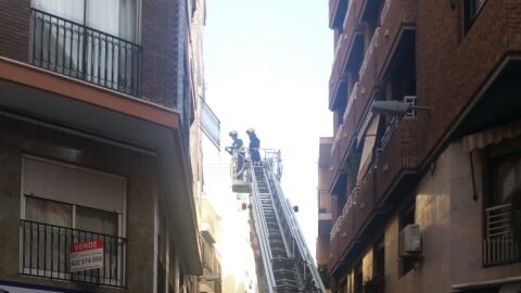 Bomberos en la zona en la que la mujer se ha caído desde el balcón en Elche. Bomberos en la zona en la que la mujer se ha caído desde el balcón en Elche.