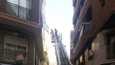 Bomberos en la zona en la que la mujer se ha caído desde el balcón en Elche. Bomberos en la zona en la que la mujer se ha caído desde el balcón en Elche.