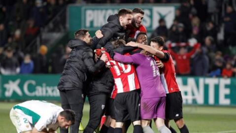 Los jugadores del Athletic celebran la victoria ante el Elche. 