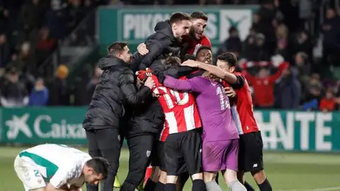 Los jugadores del Athletic celebran la victoria ante el Elche. Los jugadores del Athletic celebran la victoria ante el Elche.