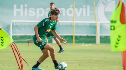 Gonzal Villar, en un entrenamiento con el Elche CF. ELCHE CF