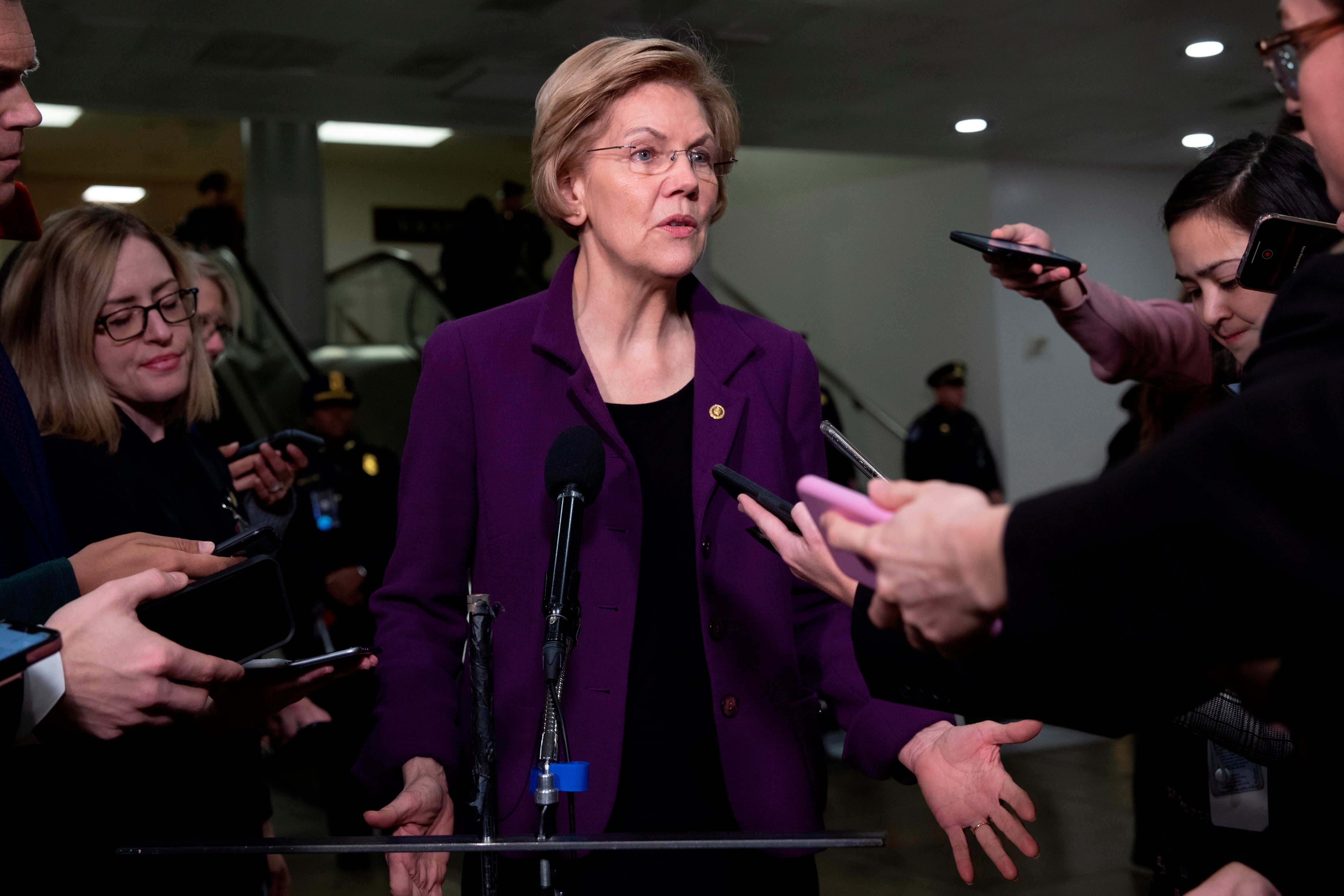 Elizabeth Warren se retirará de las primarias demócratas y aspirar a la carrera presidencial Elizabeth Warren se retirará de las primarias demócratas y aspirar a la carrera presidencial