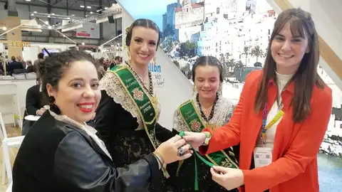 Las reinas Carmen Molina y Gala Calvo y la concejala de turismo Pilar Escuder .