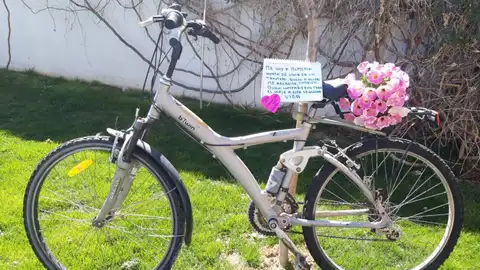 Mensaje con un corazón en la bicicleta. Mensaje con un corazón en la bicicleta.
