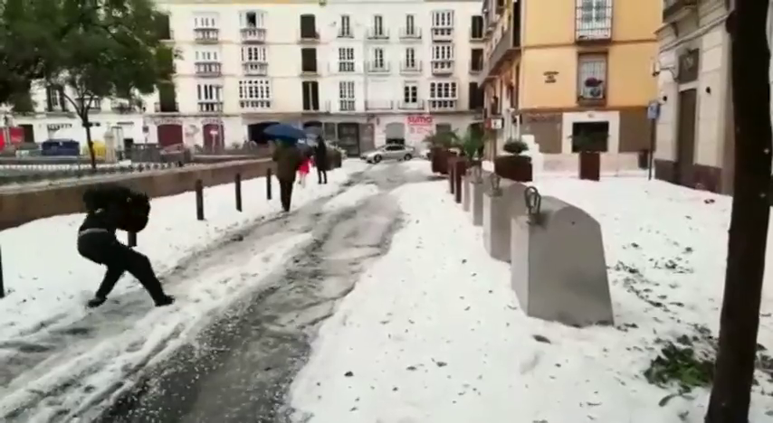 Una impresionante granizada tiñe de blanco las calles de Málaga Una impresionante granizada tiñe de blanco las calles de Málaga
