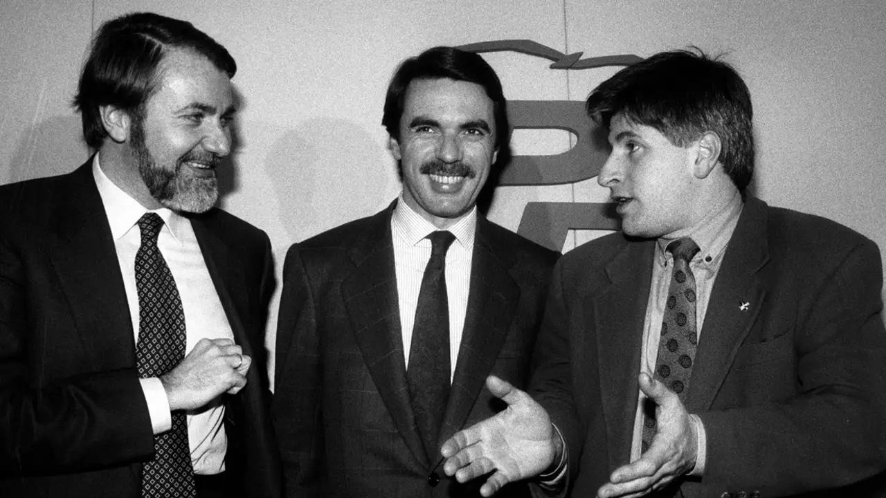 Fotografía de archivo, tomada el 19 de enero de 1995, de Gregorio Ordóñez, junto al entonces presidente del PP, José Maria Aznar, y el representante en el País Vasco, Jaime Mayor Oreja Fotografía de archivo, tomada el 19 de enero de 1995, de Gregorio Ordóñez, junto al entonces presidente del PP, José Maria Aznar, y el representante en el País Vasco, Jaime Mayor Oreja