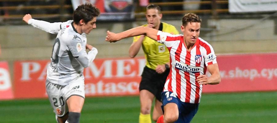 Marcos Llorente protege un balón ante Julián Luque Marcos Llorente protege un balón ante Julián Luque