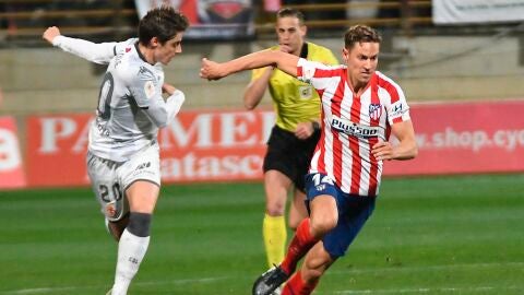 Marcos Llorente protege un bal&oacute;n ante Juli&aacute;n Luque