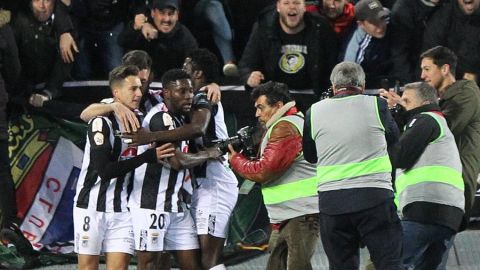 Los jugadores del CD Badajoz celebran el primer gol del equipo extreme&ntilde;o 