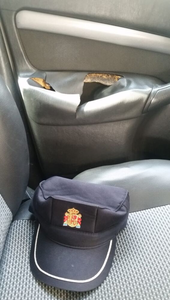 Puerta en mal estado de un vehículo de la Policía Local de Elche.