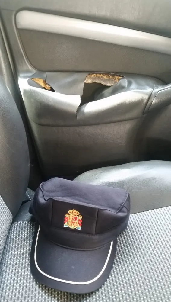 Puerta en mal estado de un vehículo de la Policía Local de Elche. Puerta en mal estado de un vehículo de la Policía Local de Elche.