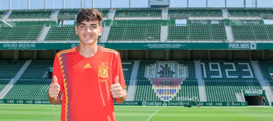 Gonzalo Villar posa con la camiseta de la Selección española en el estadio Martínez Valero. Gonzalo Villar posa con la camiseta de la Selección española en el estadio Martínez Valero.