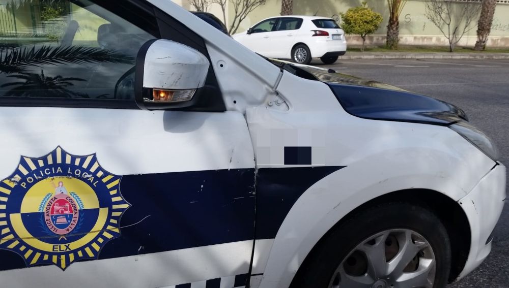 Vehículo de la Policía Local de Elche con un golpe.