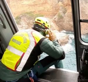 Un agente de la Guardia Civil de montaña participando en el dispositivo de búsqueda del excursionista desaparecido en el Torrente de Na Mora, en plena borrasca Gloria. Un agente de la Guardia Civil de montaña participando en el dispositivo de búsqueda del excursionista desaparecido en el Torrente de Na Mora, en plena borrasca Gloria.