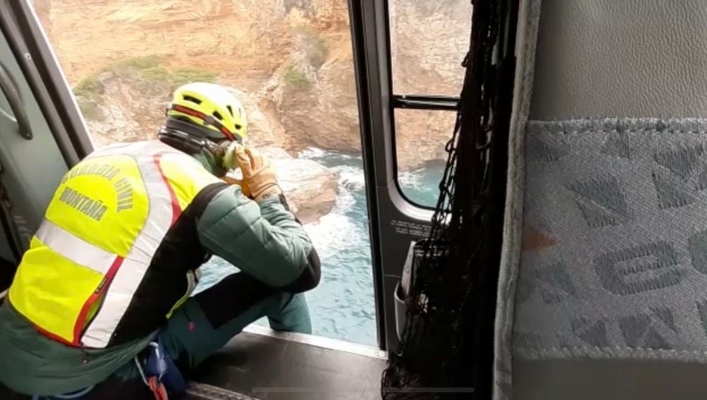 Un agente de la Guardia Civil de montaña participando en el dispositivo de búsqueda del excursionista desaparecido en el Torrente de Na Mora, en plena borrasca Gloria. 