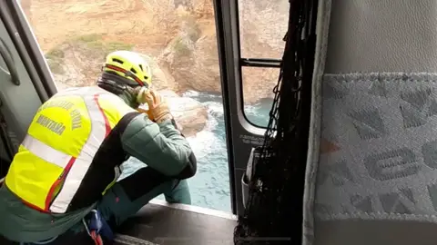 Un agente de la Guardia Civil de montaña participando en el dispositivo de búsqueda del excursionista desaparecido en el Torrente de Na Mora, en plena borrasca Gloria. Un agente de la Guardia Civil de montaña participando en el dispositivo de búsqueda del excursionista desaparecido en el Torrente de Na Mora, en plena borrasca Gloria.