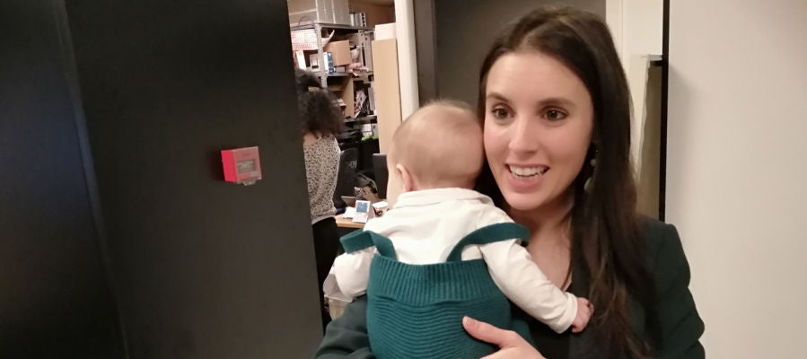 Irene Montero acompañada por su hija Aitana en los estudios de Onda Cero