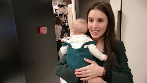 Irene Montero acompa&ntilde;ada por su hija Aitana en los estudios de Onda Cero