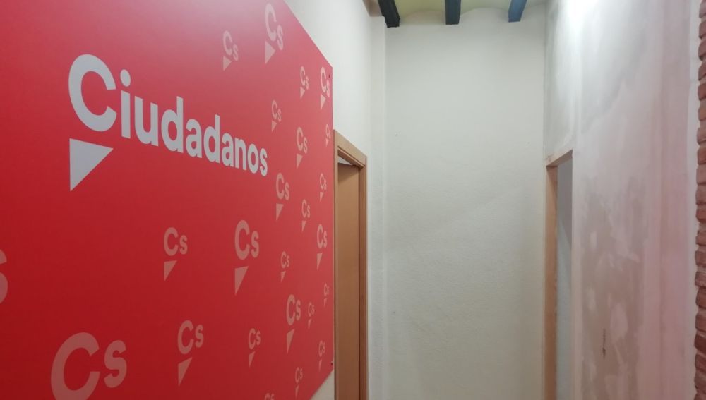 Espacio en el que se ha instalado una pared para separar los despachos que ocupaba Cs. 