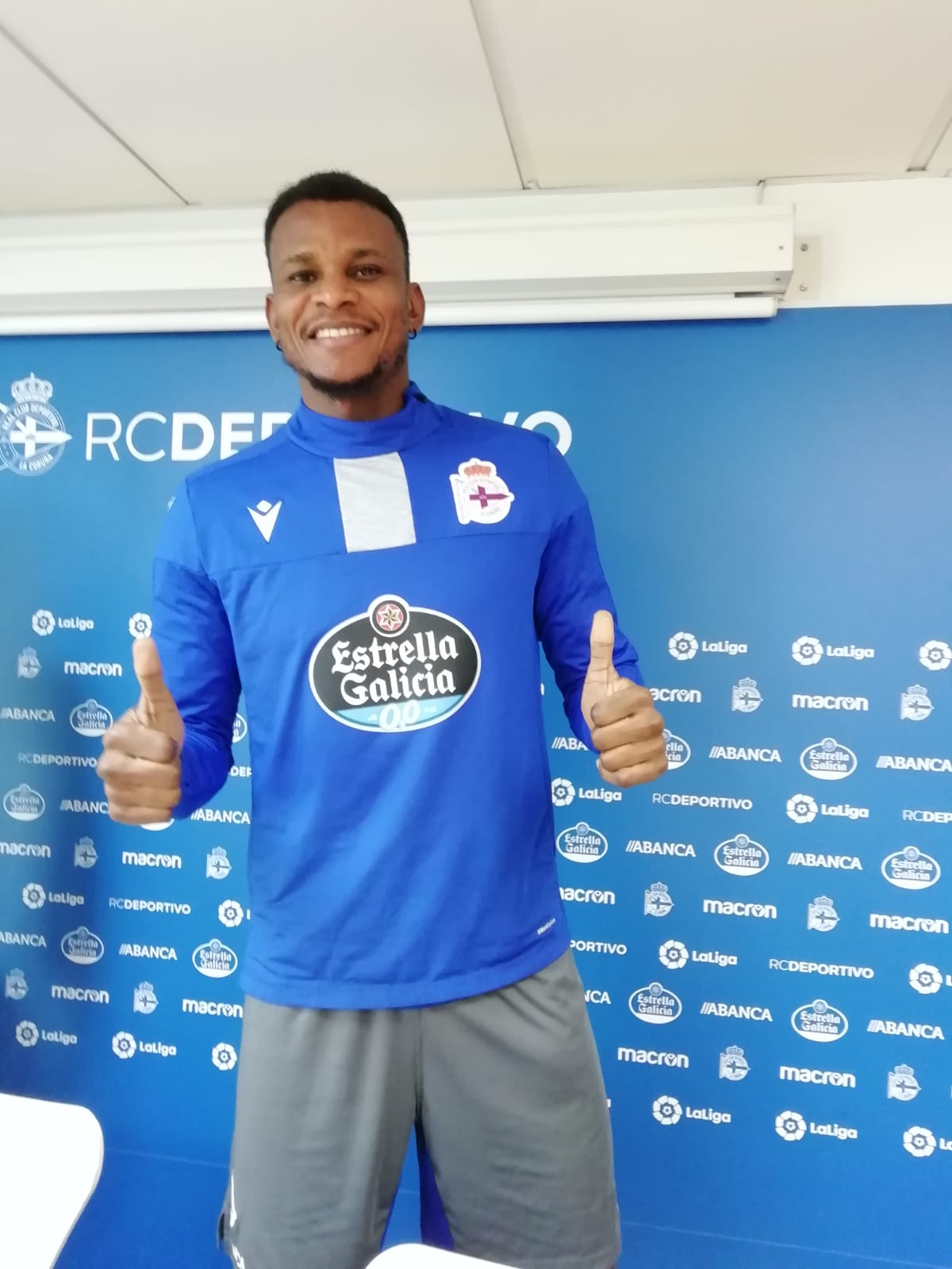 Uche Agbo continuará en un Dépor que probará a Miku para optar a ser el cuarto delantero Uche Agbo continuará en un Dépor que probará a Miku para optar a ser el cuarto delantero