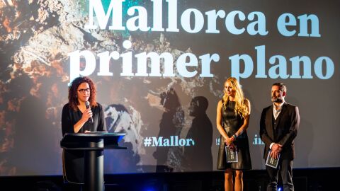 La Presidenta del Consell, Catalina Cladera, junto a Carolina Cerezuela y Jaime Anglada, en los Cines Callao de Madrid. 
