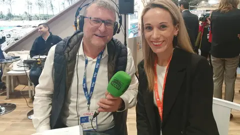 Juan Carlos Fresneda, periodista de Onda Cero, con María José Marcos, directora de Comunicación de Terra Mítica. FITUR 2020