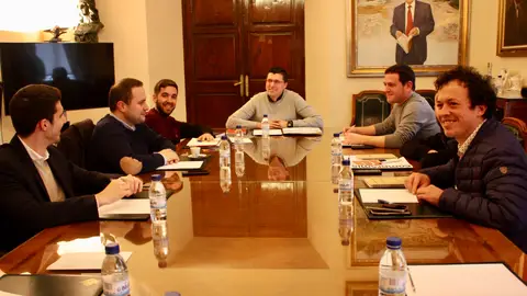 Los representantes del equipo de gobierno en la reunión de los presupuestos. Los representantes del equipo de gobierno en la reunión de los presupuestos.