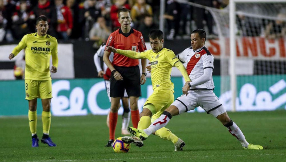 Trigueros lucha con De Tomas en un Rayo- Villarreal de Liga