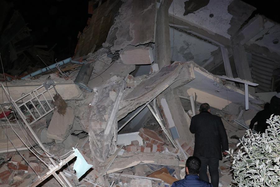 Asciende a 14 el número de muertos por un terremoto de 6,5 que sacudió el sureste de Turquía Asciende a 14 el número de muertos por un terremoto de 6,5 que sacudió el sureste de Turquía