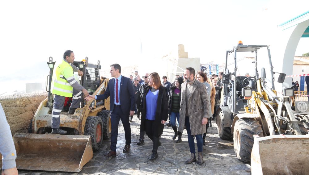 El Presidente del Gobierno, Pedro Sánchez, con la Presidenta balear, Francina Armengol, en su visita a Cala Rajada para comprobar los efectos de la borrasca "Gloria".