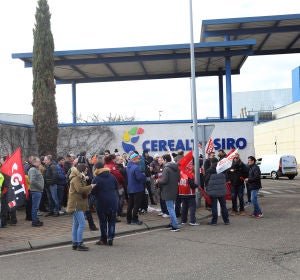Cerca de un centenar de sindicalistas de CCOO y CGT se concentan en la entrada de la fábrica de Cerealto Siro en Venta de Baños (Palencia) Cerca de un centenar de sindicalistas de CCOO y CGT se concentan en la entrada de la fábrica de Cerealto Siro en Venta de Baños (Palencia)