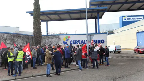 Cerca de un centenar de sindicalistas de CCOO y CGT se concentan en la entrada de la fábrica de Cerealto Siro en Venta de Baños (Palencia)