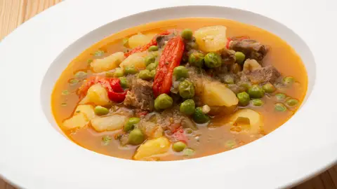 Cocina abierta de Karlos Arguiñano: Calderillo bejarano y ensalada de escarola y lombarda (Programa 1892) Cocina abierta de Karlos Arguiñano: Calderillo bejarano y ensalada de escarola y lombarda (Programa 1892)