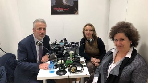 Pedro Homar y Elena Navarro atienden a los micr&oacute;fonos de Onda Cero desde Fitur