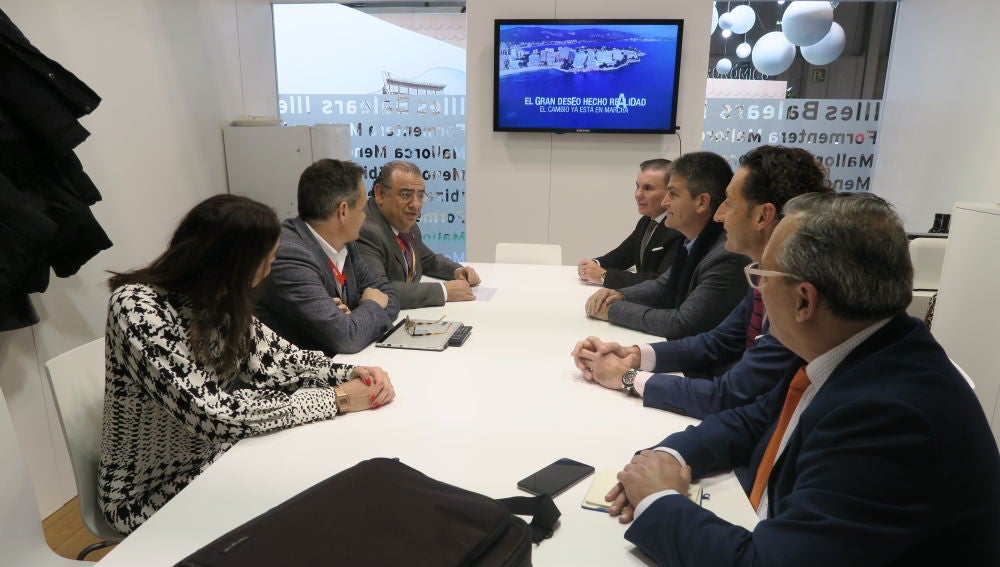 Responsables del Grupo Cursach en una reunión con el Alcalde de Calvià, Alfonso Rodríguez, en FITUR. 