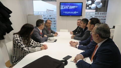 Responsables del Grupo Cursach en una reuni&oacute;n con el Alcalde de Calvi&agrave;, Alfonso Rodr&iacute;guez, en FITUR. 