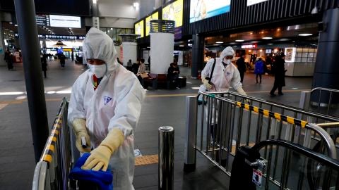 Los trabajadores roc&iacute;an desinfectante en la estaci&oacute;n Suseo en Se&uacute;l