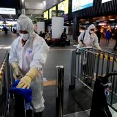 Los trabajadores rocían desinfectante en la estación Suseo en Seúl