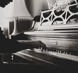 Un hombre toca el piano Un hombre toca el piano